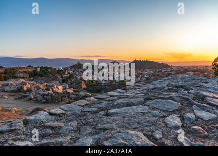 Herbst Blick auf den Sonnenuntergang über der Stadt Plovdiv, Bulgarien. Europäische Kulturhauptstadt 2019 und der älteste lebende Stadt in Europa. Foto von einem der Hügel Stockfoto