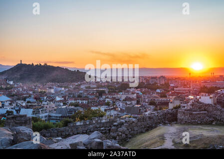 Panoramablick herbst Blick auf den Sonnenuntergang über der Stadt Plovdiv, Bulgarien Stockfoto