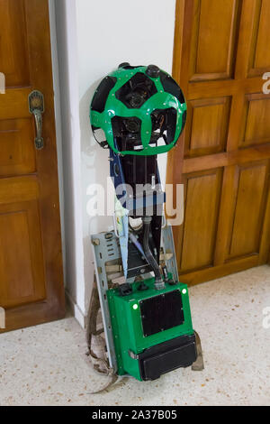 CARTAGENA, KOLUMBIEN - September 13, 2019: Portable Google Street View Rucksack Kamera auf der Straße von Cartagena, Kolumbien. Google Street View bieten Stockfoto