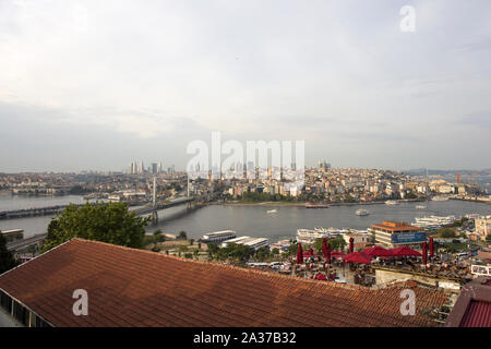 ISTANBUL, Türkei - 21 Juni, 2019: Luftaufnahme auf Häuser und öffentliche Gebäude bei Istanbul, Türkei. Istanbul ist eine Stadt in der Türkei mit mehr als 15 Stockfoto