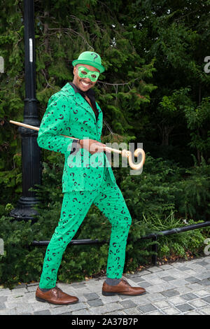 Ein in voller Länge Porträt eines Mannes, gekleidet wie die rätselspiel Ankunft am Comic Con in Manhattan, New York City. Stockfoto