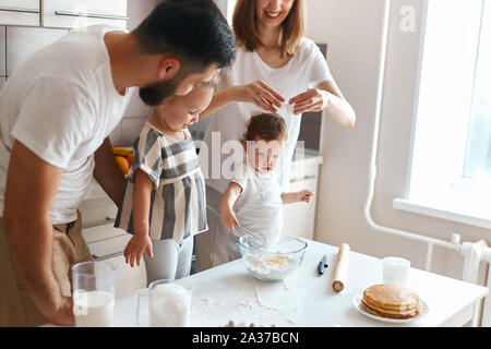 Eltern lehren ihre Kinder im Haushalt zu tun, Nahaufnahme, Seite, Ansicht Foto. Kinderarbeit Stockfoto