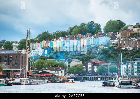 Bunte Häuser auf den Hafen bei Hotwells mit Dampf aus SS Great Britain in Bristol, England, Großbritannien Stockfoto