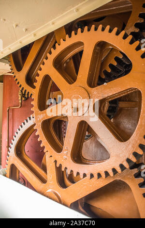 Innere Zahnräder und Mechanismen des historischen Fairbairn Dampf Kran in der Schwimmenden Hafen Abschnitt des Docks Bristol, Avon, England, UK. Stockfoto