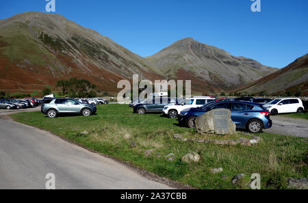 Die wainwrights Kirk fiel & Great Gable aus dem Dorf Parkplatz in Wasdale, Nationalpark Lake District, Cumbria, England, UK. Stockfoto