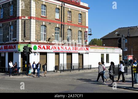Die Saravanaa Bhavan Indische vegetarische Restaurant an der Ecke der Straße und Park Avenue Southall West London England Großbritannien Stockfoto
