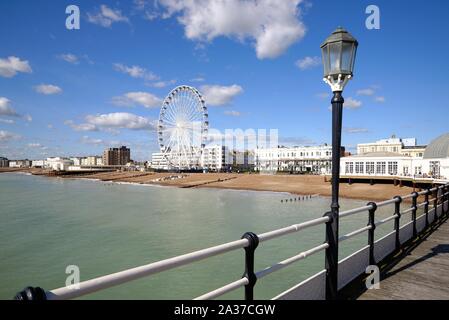 Das große Riesenrad auf Worthing Seafront ab der Anlegestelle an einem sonnigen Sommertag gesehen, West Sussex England Großbritannien Stockfoto