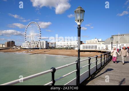 Das große Riesenrad auf Worthing Seafront ab der Anlegestelle an einem sonnigen Sommertag gesehen, West Sussex England Großbritannien Stockfoto