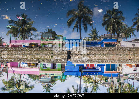 Fort Kochi, Kerala, Indien - Oktober 12, 2010: Kanalisation von Fort Kochi - Metapher Reflexion der Verschmutzung im Land und seine Umweltprobleme Stockfoto