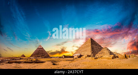 Pyramiden von Gizeh, Ägypten, bei Sonnenuntergang Stockfoto