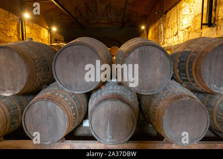 Fass mit Port Wein im Weinkeller gefüllt Stockfoto