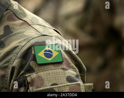 Flagge von Brasilien auf militärischen Uniform (Collage). Stockfoto