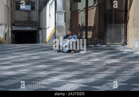 Sao Paulo, Brasilien - 12. Dezember 2015: Obdachlosen auf den Straßen von Sao Paulo. 2019, der Regierung von Sao Paulo Vorschauen, mehr als 25.000 ( Stockfoto