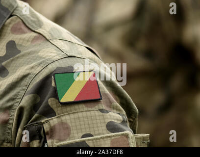 Flagge der Republik Kongo an militärischen Uniform. Armee, Soldaten, Afrika (Collage). Stockfoto