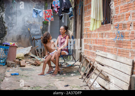Breves, Para, Brasilien - 19. Mai 2016: Mutter und Tochter in Blickkontakt und Lächeln in einem armen Haus von einem Slum in die Ufer des Amazonas Stockfoto