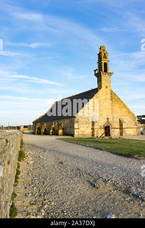 Camaret-Sur-Mer, Finistere/Frankreich - 22. August 2019: Blick auf die historischen Notre Dame de Rocamadour Kapelle im Hafen von Camaret-sur-Mer Stockfoto