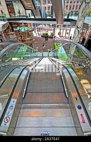 Brüssel, Belgien, 19. APRIL 2018: Menschen machen Shopping und Rolltreppe Struktur an den Docks Bruxsel - neue Einkaufsmöglichkeiten, ein neues Quartal ist hatchin Stockfoto