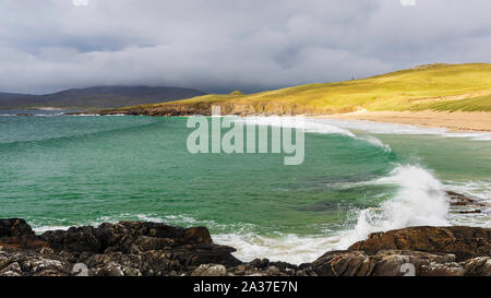 Eine Ansicht mit Blick über den wunderschönen Sandstrand von Traigh Iar zu Macleod, s Stein auf die fernen Hügel auf den Äußeren Hebriden Isle of Harris Stockfoto