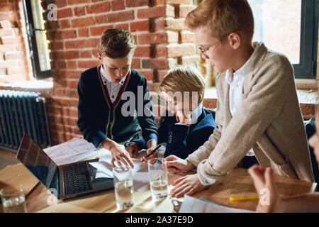 Kleine Kinder spielen Business Games, Foto schliessen. Partnerschaft, teawork Stockfoto