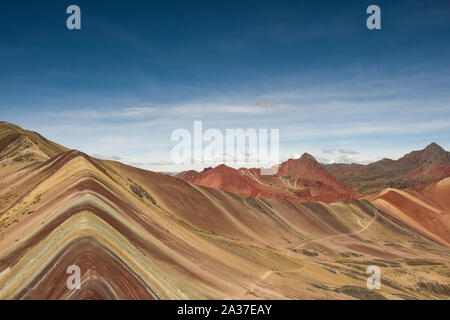 Vinicunca oder Winikunka, auch genannt Montaña de Siete Colores, Montaña de Colores oder Rainbow Berg, ist ein Berg in Peru mit einer Höhe von 5.200 Stockfoto