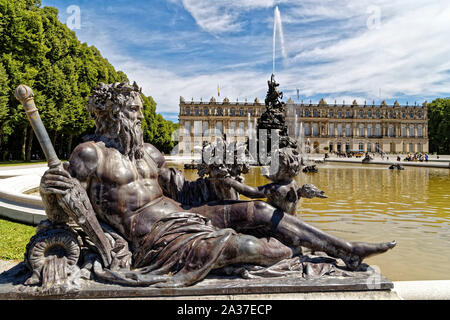 Herreninsel, Deutschland. 9. August 2019. Blick auf Fama Springbrunnen von König Ludwig II. in Schloss Herrenchiemsee Herreninsel, Deutschland. Stockfoto