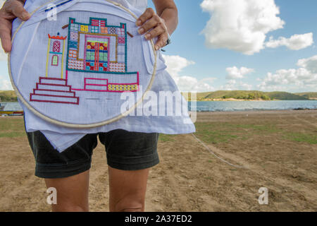 Ilha do Ferro, Pao De Acucar, Alagoas, Brasilien - 23. Juni 2016: Sticken von Iron Island oder Ilha do Ferro ihr neuestes Werk am Strand auf t Stockfoto