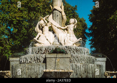 Madrid, Spanien - 5. Oktober 2019: Schöne kleine Brunnen im Park El Retiro in Madrid, Spanien Stockfoto