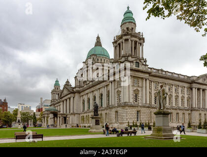 Belfast City Hall an einem bewölkten Herbst Tag Stockfoto