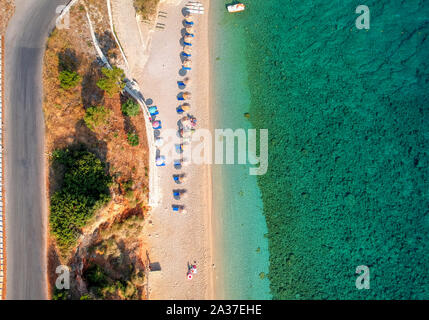 Blaues Meer am Strand von oben gesehen. Mediterrane Vegetation und türkisfarbener Strand. Griechenland, Zakynthos, Kreta, Lefkada, Rhodos, Santorini, Korfu. Stockfoto