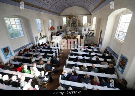 06. Oktober 2019, Mecklenburg-Vorpommern, Kloster (Hiddensee): Blick in die Insel Kirche während der Service zu Beginn der Ernte Festival. In Mecklenburg-Vorpommern ist es eine Tradition seit Jahrzehnten, dass Staat und Kirche feiern gemeinsam das Erntedankfest. Foto: Bernd Wüstneck/dpa-Zentralbild/ZB Stockfoto