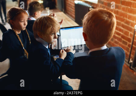 Clevere erfolgreiche Büroangestellte, die einen Plan für die erfolgreiche, Nahaufnahme Rückansicht Foto Stockfoto
