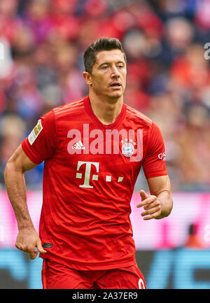 Robert Lewandowski, FCB 9 halbe Größe, Porträt, FC BAYERN MÜNCHEN - TSG 1899 Hoffenheim 1-2-DFL-Bestimmungen verbieten die Verwendung von Fotografien als BILDSEQUENZEN und/oder quasi-VIDEO - 1. Deutsche Fussball Liga, München, Oktober 05, 2019 Saison 2019/2020, Spieltag 07, FCB, München, © Peter Schatz/Alamy leben Nachrichten Stockfoto