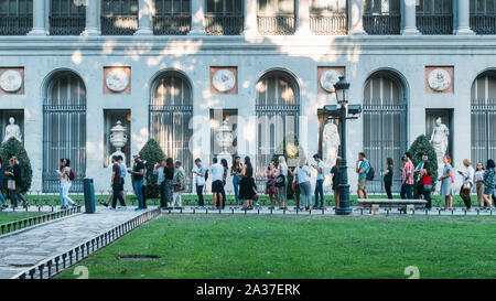 Madrid, Spanien - 5. Oktober 2019: Touristen Warteschlange am Eingang des Prado in Madrid, Spanien. Über - Tourismus Konzept Stockfoto