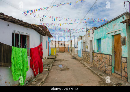 Penedo, Alagoas, Brasilien - 04. Juli 2016: Bunte Häuser in schlechter Nachbarschaft von Penedo Stadt, in Alagoas State, im Nordosten Brasiliens Stockfoto