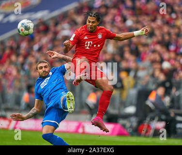 München, Deutschland. 05 Okt, 2019. Serge GNABRY, FCB 22 konkurrieren um die Kugel, Bekämpfung, Duell, Kopfzeile, Zweikampf, Action, Kampf gegen Konstantinos STAFYLIDIS, Hoff 5 FC BAYERN MÜNCHEN - TSG 1899 Hoffenheim 1-2-DFL-Bestimmungen verbieten die Verwendung von Fotografien als BILDSEQUENZEN und/oder quasi-VIDEO - 1. Deutsche Fussball Liga, München, Oktober 05, 2019 Saison 2019/2020, Spieltag 07, FCB, München, Quelle: Peter Schatz/Alamy leben Nachrichten Stockfoto