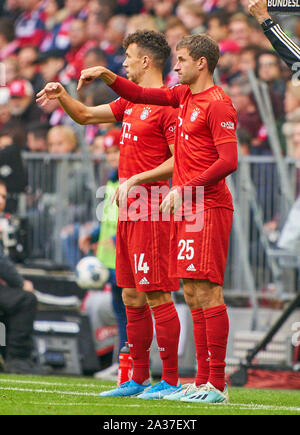 Ivan PERISIC, FCB 14 Thomas Müller, Müller, FCB 25 ändern, Substitution, FC BAYERN MÜNCHEN - TSG 1899 Hoffenheim 1-2-DFL-Bestimmungen verbieten die Verwendung von Fotografien als BILDSEQUENZEN und/oder quasi-VIDEO - 1. Deutsche Fussball Liga, München, Oktober 05, 2019 Saison 2019/2020, Spieltag 07, FCB, München, © Peter Schatz/Alamy leben Nachrichten Stockfoto