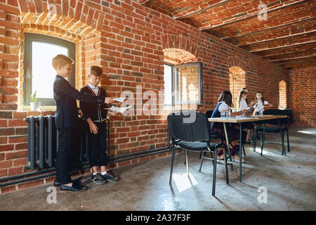 Mitarbeiter im Büro diskutieren Business Plan, volle Länge Foto Stockfoto