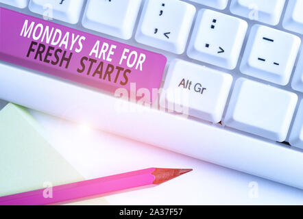 Konzeptionelle Hand schreiben Montags angezeigt sind, Frische beginnt. Begriff Sinne wieder jede Woche einen guten Morgen weiß PC-Tastatur mit Hinweis p Stockfoto