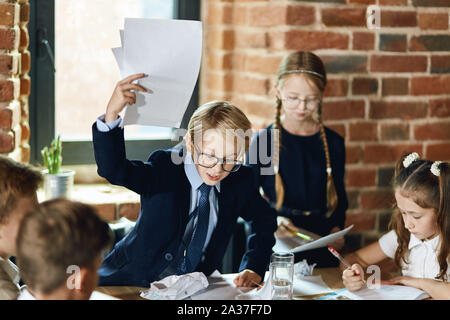 Enttäuscht Direktor Ablehnung business Projekt, werfen, Papiere auf dem Tisch. Bis schließen Foto Stockfoto