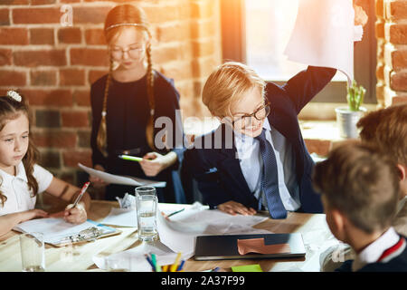Angry Chef mit zusammengebissenen Zähnen schaut wütend auf seine Kollegen. nach oben schließen Foto Stockfoto