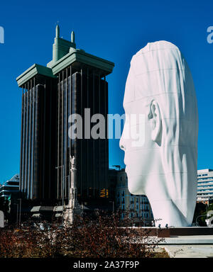 Madrid, Spanien - 5. Oktober 2019: Julia, weißem Marmor Skulptur von Jaume Plensa in Plaza Colon, Madrid, Spanien Stockfoto