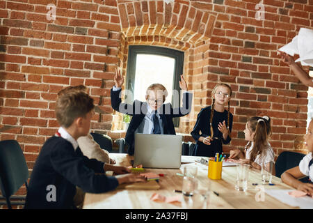 Lustige leader Tanzen im business meeting. Chef Spaß in der Konferenz Stockfoto