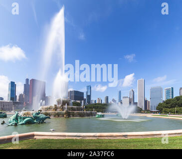 Die Buckingham Memorial Fountain, in der Grant Park (Millenium Park) und die Skyline von Chicago. Illinois, USA Stockfoto