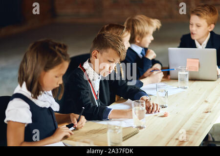 Fleißige Mitarbeiter im Büro auf Vortrag konzentrierte, Lernprozess, Nahaufnahme, Seite, Ansicht Foto Stockfoto
