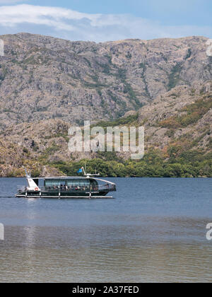 Geführte Tour ein touristenboot auf See Sanabria (Lago de Sanabria), Solar- und Windenergie angetriebene Katamaran Stockfoto