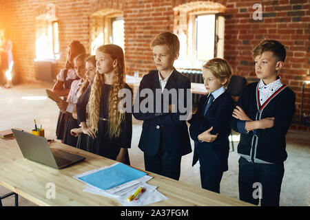 Ernsthafte motiviert talentierte Ehrgeizige Mannschaft mit cleveren weibliche Führer zur Seite suchen, die Zukunft des Unternehmens. Loft Zimmer Stockfoto