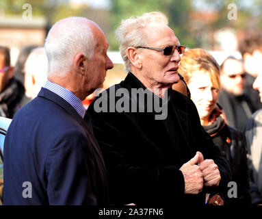 Foto vom 05/11/14 der Peter 'Ginger' Baker (rechts) anreisen, für die Beerdigung von Jack Bruce bei Golders Green Krematorium in London, als seine Tochter den Rock Drummer und Mitbegründer der Creme entfernt hat friedlich im Alter von 80 Jahren bestanden bestätigt hat. Stockfoto