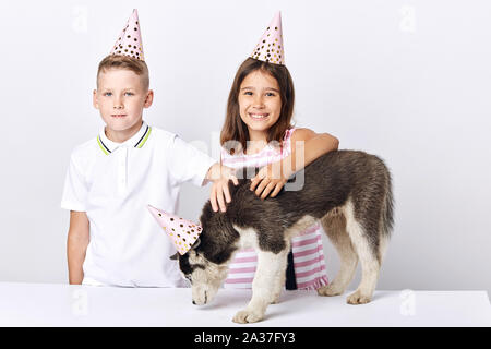 Positiv glückliche Kinder feiern Geburtstag von Pet, Portrait, isoliert weißer Hintergrund, Studio shot Stockfoto