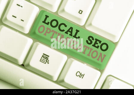 Handschrift Text schreiben Lokale SEO Optimierung. Konzeptionelle Foto erhöhen Sie die Sichtbarkeit zu Rank auf Top Liste Weiß pc-Tastatur mit leeren Hinweis pap Stockfoto