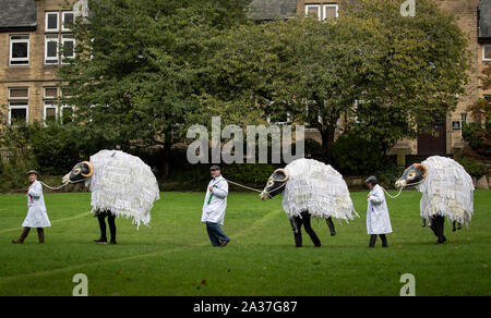 Puppenspieler vorbereiten vor der Teilnahme an der Puppe Parade, einer der Höhepunkte des Skipton das Festival der Marionetten in Yorkshire. Stockfoto